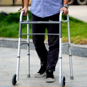 ‌ 시니어 워킹 워커, 접이식 알루미늄 이동 보조기구, 바퀴가 달린 미끄럼 방지 지지대, 뇌졸중 후 재활 워커