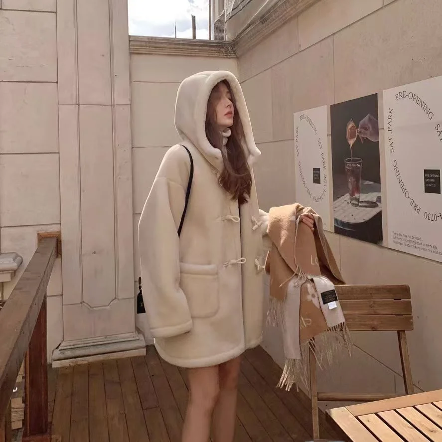 따뜻한 두꺼운 양털 벨벳 대학 스타일 후드가 달린 중간 길이 통합 가죽 퍼 아우터웨어 여성용 가을 겨울