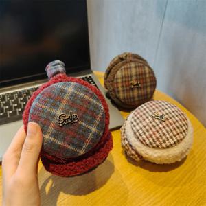 귀여운 귀마개 겨울 신상 레트로 체크무늬 레터 라벨 접이식 학생용 자전거용 방한 귀덮개 액세서리 여성용