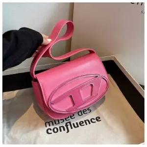 2025 시크 실버 숄더백 여성용, 다용도 언더암 & 크로스바디 백, 데이투나이트용 영감을 주는 탑 핸들 백