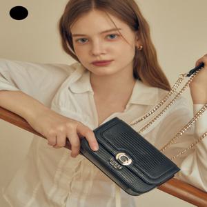 ORLINA G로고 체인 미니 크로스바디 플랩 백 HO4A3A25