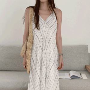 [하프클럽] 아픔 여름 휴양지원피스 브이넥 스트라이프 슬립 롱원피스 쉬폰 끈나시 민소매 플레어 루즈핏 바캉스