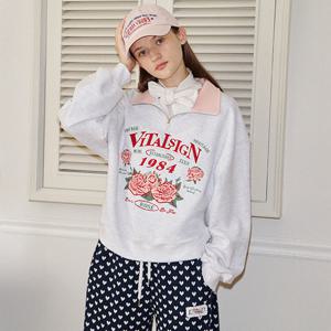 [바이탈싸인] 배색 카라 로즈 자수 하프 집업 맨투맨 [25MNFWTOP35RS]