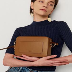 헤지스 액세서리 HIBA5E978W2 [선물추천][CELIA] 브라운 투톤 포켓 포인트 크로스백