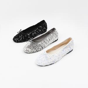 신난다슈 여성 플랫 슈즈 1cm 스팽글 리본 펌프스 구두 단화 발편한 CA259117