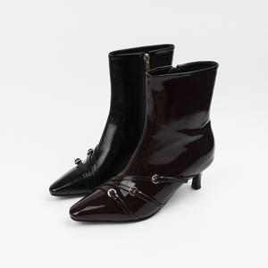 신난다슈 여성 앵클 부츠 힐 6cm 스틸레토 숏 앵글 부츠 버클 유광 AG259051