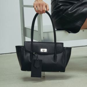 [정상가 294,000원] 시그니처 프레임 토트&숄더 백 l B18