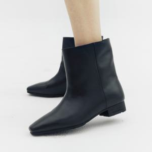 [정상가 136,000원] 2Colors_핸드메이드 세미 스퀘어 토우 앵클 부츠 I KM103