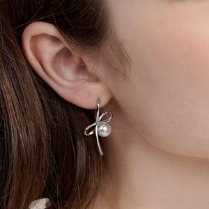 [주현영, 최혜선, 이유영, 박제니, 오마이걸 승희, 백지영 착용] hug pearl ribbon earring