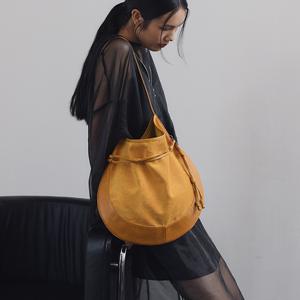 커비 호보 스웨이드 백 머스터드