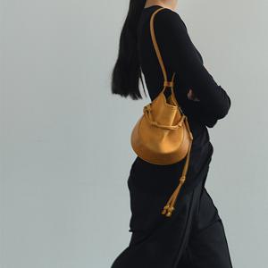 커비 호보 백 스웨이드 미니 머스터드