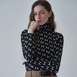 공식몰 [정상가 59,000원] 그래픽 패턴 슬림 폴라넥 니트 ML12KN002FCY MM12KN700FOY