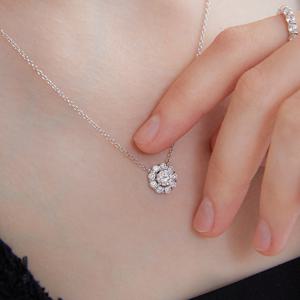 에센스 실버(W) 모이사나이트 선플라워 목걸이 HL4N5A438W9500