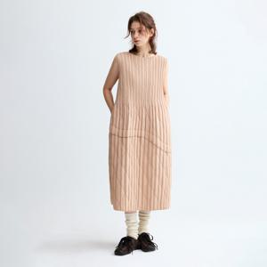 [최초가 209000원] 웨이브 퀼팅 슬리브리스 원피스_LPOPW025004