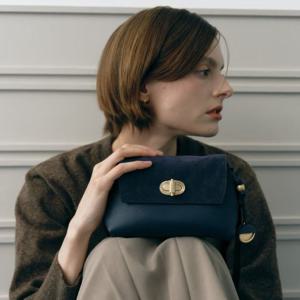 [AUBE] 다크네이비 가죽 스웨이드콤비 오브 장식 크로스백 S JABA5F122 N2