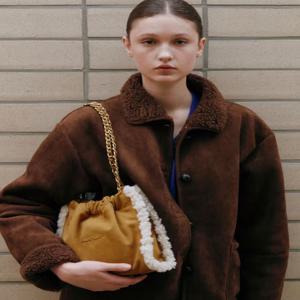 브라운 스웨이드 가죽 체인숄더백 S JABA6E153 W2