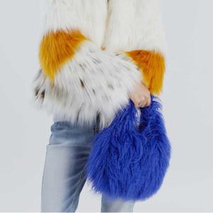 [최초가98,000]키티 레빗 퍼 미니 백_MW4WBG06X_3