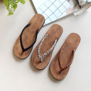 베이직한 스타일의 플립플랍 호피야