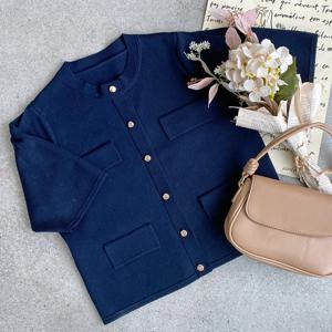 샵앤) 여성 라운드넥 금장단추 오피스룩 정장 반팔 니트 가디건 DGB-WCD-4307-네이비