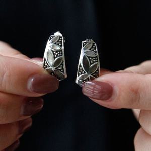 바이데이지 자개 마카사이트 플라워 실버 커브 귀걸이 Be0703