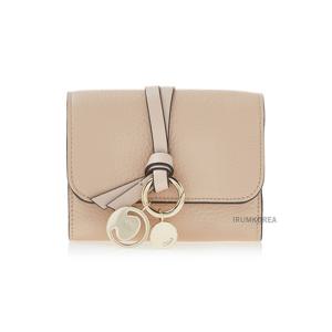 [끌로에] SS25 여성 알파벳 코인 반지갑 CHC21WP945F57 6J5