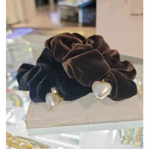 장폴클라리쎄(JP Clarisse) 하트진주 벨벳 헤어끈 JC012PT