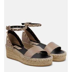 발렌 Rockstud 레더 에스파드리유 웨지 샌들 P00815385