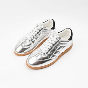 [신난다슈]여성 스니커즈 운동화 3cm 슬립온 플랫 단화 발편한 밴딩 퀄팅 MRO257168 실버