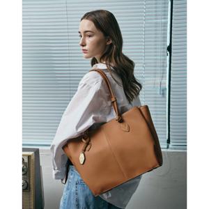 [질스튜어트][워크백] 브라운 키장식 소가죽 숄더백 L (16인치노트북수납) JABA5F810W2