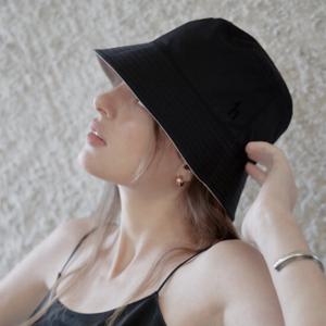 [헤지스]블랙 베이지 퍼피자수 리버서블 버킷햇 HIHE5F006BK