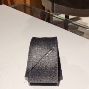 듀퐁셔츠 TE4SM61KA004TGY 24SS 사선 원포인트 큐빅타이 듀퐁 넥타이(선물추천)