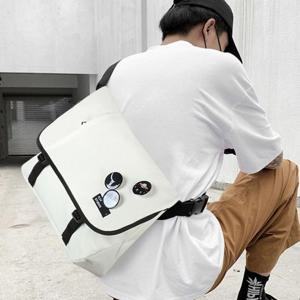 뱃지 포인트 메신저백 그리샤