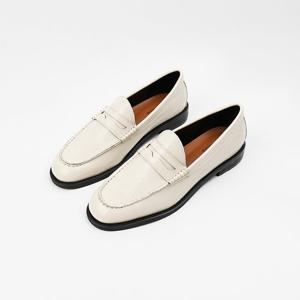 [신난다슈]여성 로퍼 단화 2cm 플랫 구두 슬립온 발편한 낮은굽 유광 SO251420 아이보리