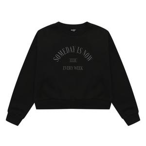 [에꼴리에] 여자 겨울이월 레터링 크롭 기모 맨투맨티(23D0453)