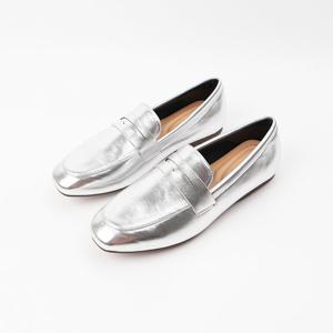 [신난다슈]여성 로퍼 단화 1cm 플랫 구두 슬립온 빅사이즈 발편한 낮은굽 RM24881 실버