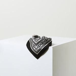 [헤지스ACC] 블랙 사각 실크 스카프 HISC5E300BK