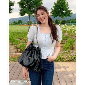 [질스튜어트] 블랙 골드 장식 드로우스트링 미디움 체인숄더백 JABA5F142