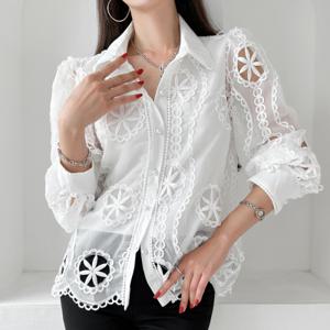 [금찌]금찌 샤이니 펀칭 자수 블라우스 ST6810B