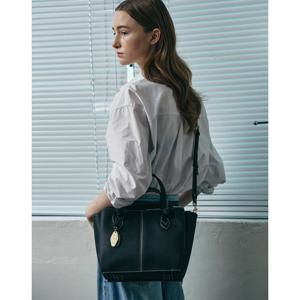 [질스튜어트]워크백 블랙 키장식 소가죽 미디움 토트백 JABA5E802