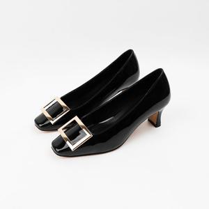 [신난다슈]여성 구두 펌프스 힐 6cm 골드 사각장식 에나멜 사각코 미들힐 AG253330 블랙