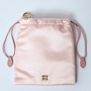25 FW 미우미우 로고 하드웨어 새틴 드로우스트링 파우치백 핑크 5NG010 049 F0615