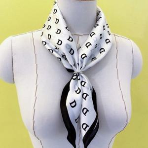 [애슬릿] 실크 100 배색 영문 미니 쁘띠 정사각 스카프