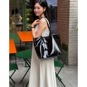 [헤지스]HIBA5F851BK_ 여성 크링클 블랙 퍼피 로고 와이드 숄더백 (카드참 SET)