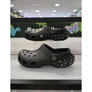 [크록스][크록스] 클래식 스터드 클로그 211596-001 블랙 (36706