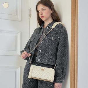 [게스]크리스티 CRISTI 엣지 퍼 장식 크로스바디 백 HP3A3A10