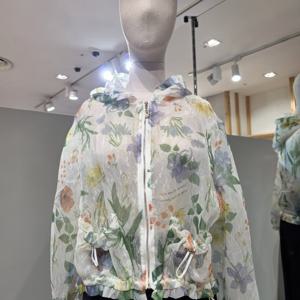 [르니앤맥코이] MM06JP171HJY 화사한 플라워&레이스 후드 점퍼