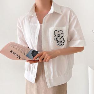 샵앤) 여성 카라넥 루즈핏 포켓 꽃자수 반팔 블라우스 CAT-WBL-4639-소라