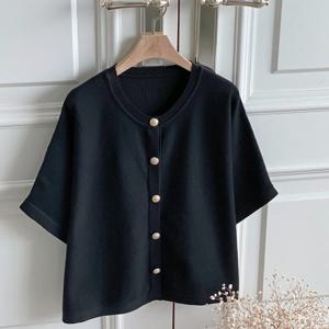 샵앤) 여성 라운드넥 금장 단추 가오리핏 반팔 니트 가디건 DGB-WCD-4738-블랙