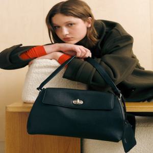 [질스튜어트] [AUBE] 가죽 오브 장식 숄더백 M 블랙 JABA5F103BK