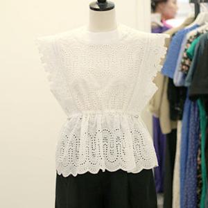 [메종블랑쉬]르피타 멜린 레이스 펀칭 나시 블라우스 ARAL252UBL